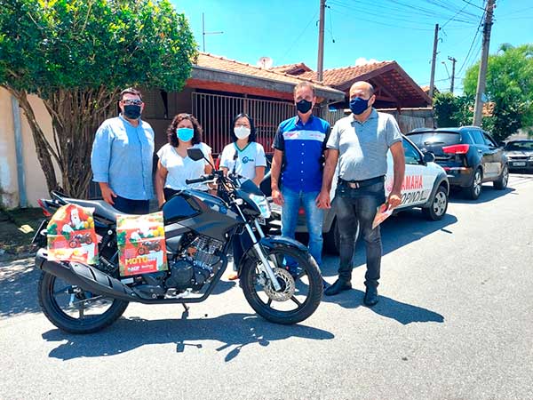 Associação Comercial entrega moto zero km a ganhadora