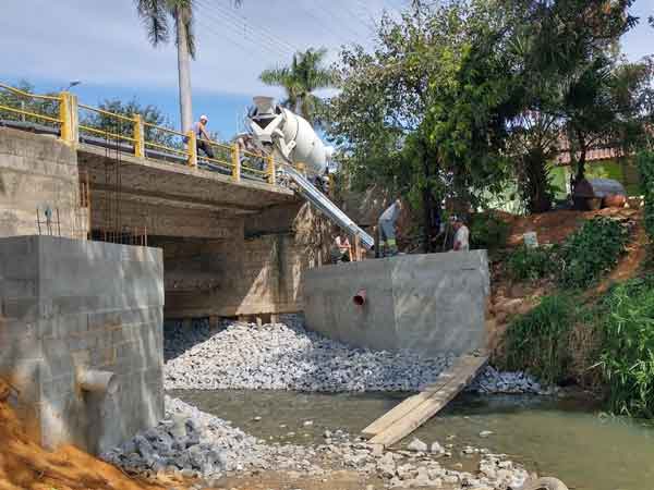 Prefeitura finaliza serviços de contenção de barranco da cabeceira da ponte do Tapanhão